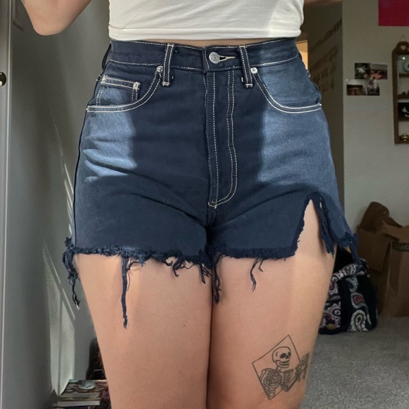 dark denim Guess shorts with a thigh rip 🧚🏻‍♀️🤠🪐 - Picture 2 of 4